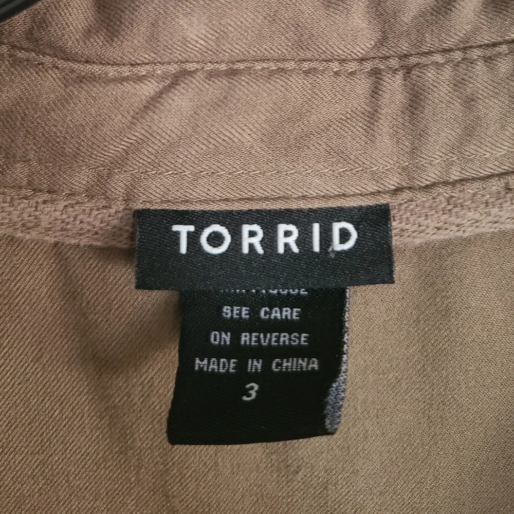 Torrid Floral Embroidered Collared Button Down Shirt Olive Green 3X - Picture 7 of 7